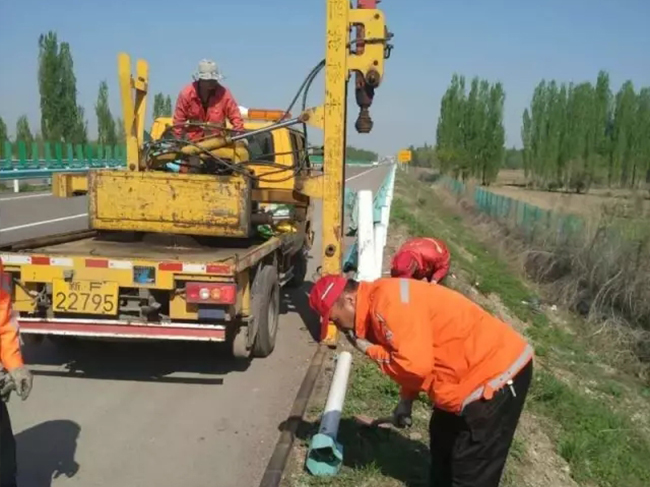 伊寧維修更換波形護(hù)欄 確保道路安全通暢