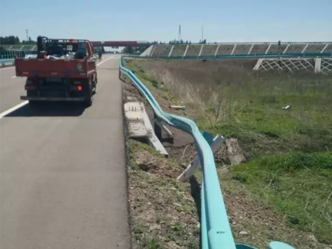 伊寧維修更換波形護(hù)欄 確保道路安全通暢