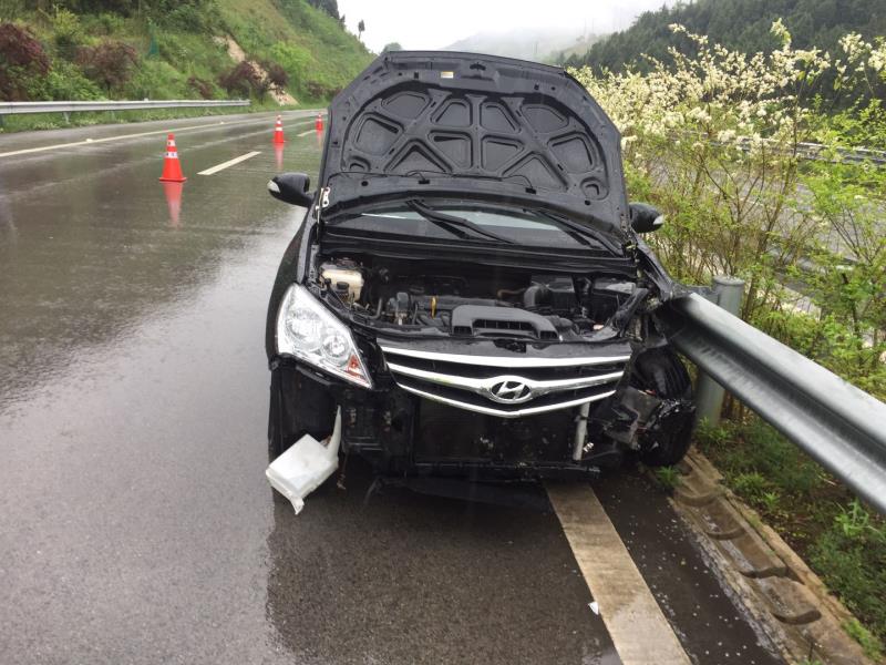 男子雨天速行駛撞上波形護(hù)欄 一不留險釀大禍